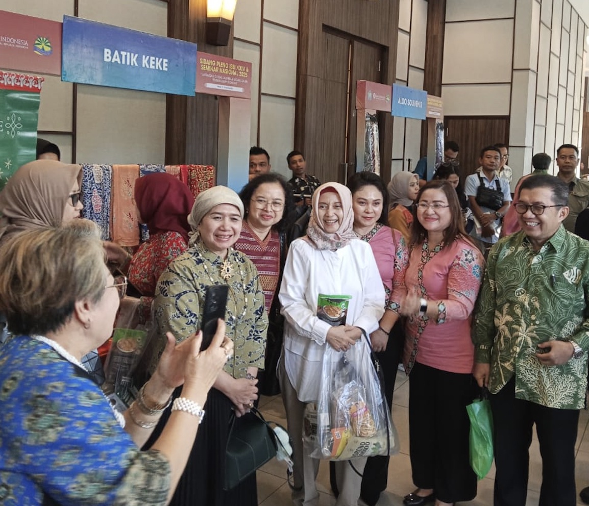 UMKM Sulut Panen Berkah dari Sidang Pleno ISEI XXIV, Istri Gubernur BI Ikut Memborong Produk